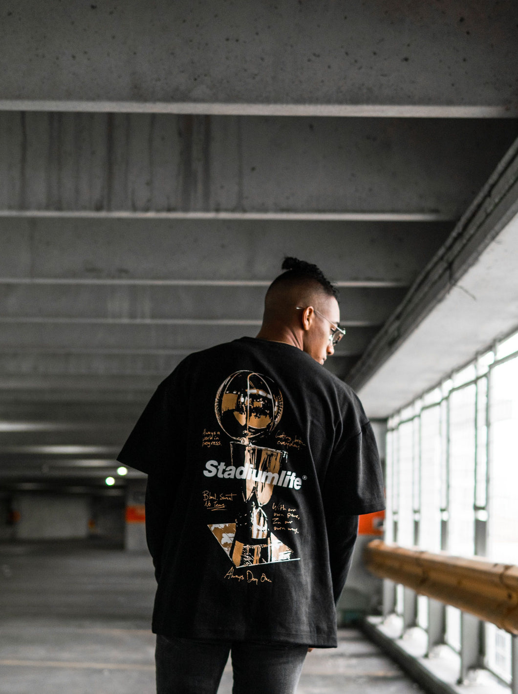 STADIUMLIFE WIP OVERSIZED VARSITY T-SHIRT / BLACK & GOLD